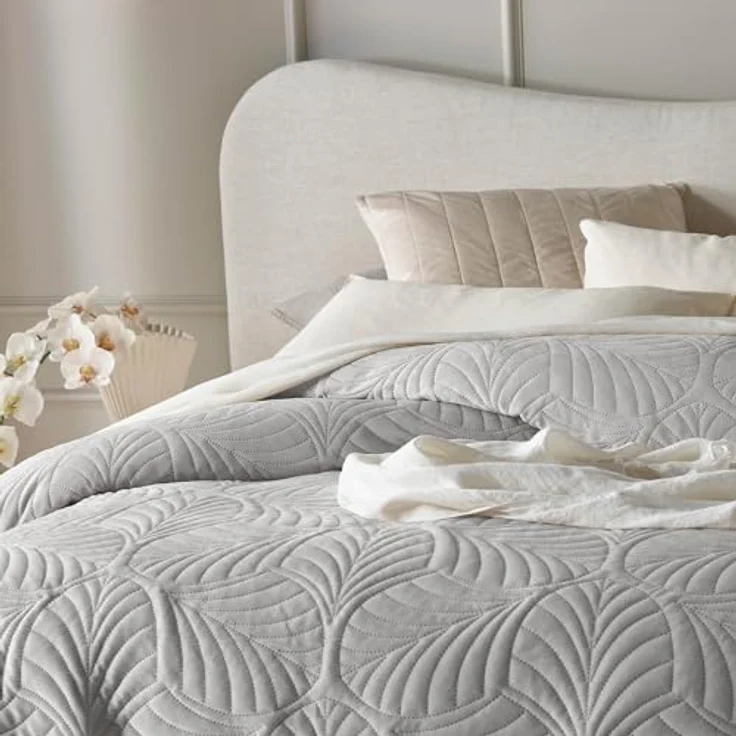 ROOM99 Feel Elegante Tagesdecke in Hellgrau 170x210 cm Vielseitige Wohndecke als Bettüberwurf oder Sofaüberwurf Überwurfdecke für Bett und Sofa Steppdecke Stil Ideal als Bedspread Velvet Samt – Bild 3
