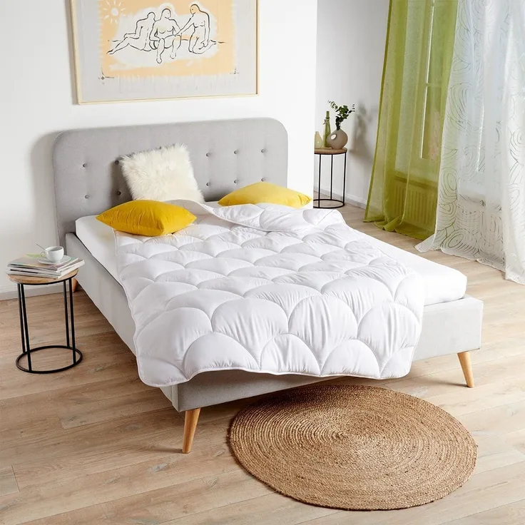 Kunstfaserbettdecke, Basic Faser Ganzjahresdecke, TRAUMSCHLAF, Füllung: 100% Polyester, Bezug: 100% Polyester, sehr guter Feuchtigkeitstransport
