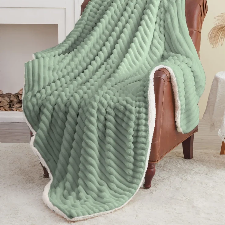 BEDELITE Kuscheldecke Flauschig Decke Klein - Dicke Sherpa Decken Grün 125x150 für Sofa, warme Cord Kuscheldecken Salbeigrün weiche Fleecedecke Wohndecke als Sofaüberwurf für Wohnzimmer – Bild 2
