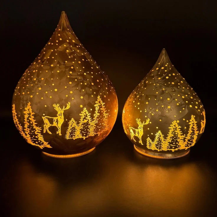 Online-Fuchs LED Dekolicht 2 Glastropfen im Frosty-Stil mit Timer - Stimmungslicht Winterwald, Lichterkette im Dauerleuchten oder seichten Funkeleffekt, warmweiß, Dekoration für Herbst, Winter und Weihnachten – Bild 1