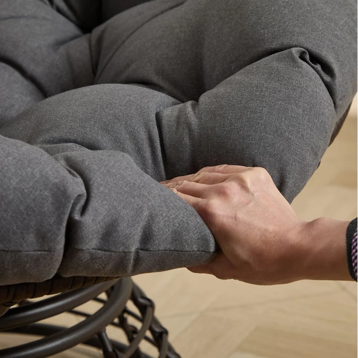 Papasan-Sessel Ø 92x67 cm mit 360°-Drehfunktion und grauem Kissen – Bild 6