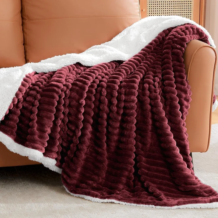 BEDELITE Kuscheldecke Flauschig Decke Groß - Dicke XXL Sherpa Decken Rot 220x240 für Bett, warme Cord Kuscheldecken Burgunderrot weiche Fleecedecke Wohndecke als Tagesdecke für Schlafzimmer – Bild 3
