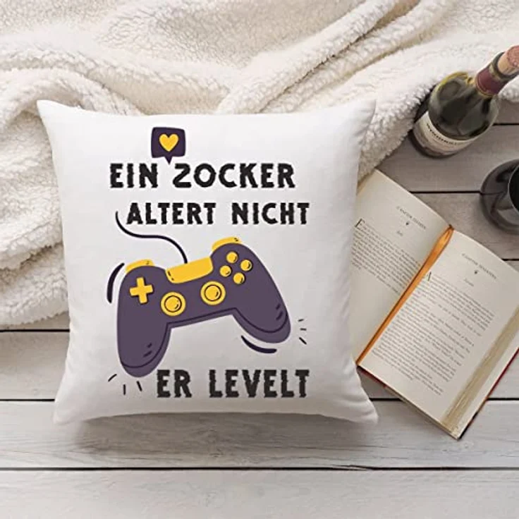 GRAVURZEILE Zierkissen mit Spruch - Ein Zocker altert nicht er levelt - Lustiges Geschenk -, starke Farben ohne verblassen, Maschinenwäsche geeignet - mit Füllung – Bild 4