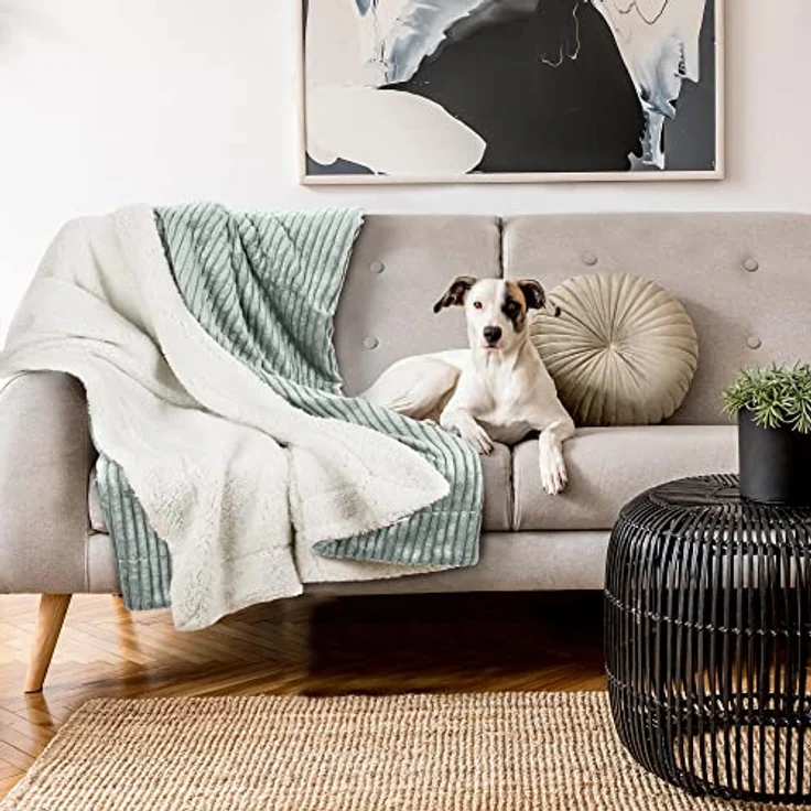 Beautissu Elisa Sherpa Kuscheldecke, Grau, 150x200 cm, aus 100% Mikrofaser Polyester, pflegeleicht und hautfreundlich, mit Glitzereffekt und Lammfelloptik – Bild 8