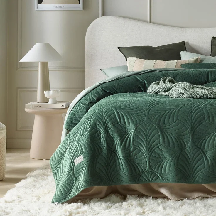 ROOM99 Feel Elegante Tagesdecke in Dunkelgrün 200x220 cm Vielseitige Wohndecke Bettüberwurf oder Sofaüberwurf Überwurfdecke für Bett und Sofa Steppdecke Stil Ideal als Bedspread Velvet Samt – Bild 1
