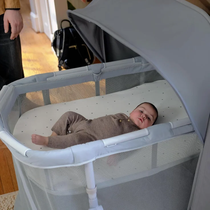 Ingenuity Dream Retreat 3-in-1 Tragbarer Stubenwagen und Spielplatz, einfache 3-stufige Faltung, inklusive Lichtblockierschirm für drinnen und draußen, UPF 50+, Matratze und Bettlaken, 0-36 Monate – Bild 17