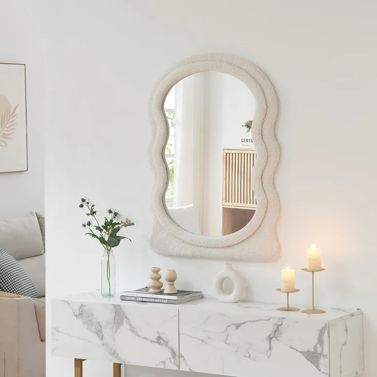 Wandspiegel Brummen mit Teddystoff-Rahmen 80x60 cm Weiß [en. casa]