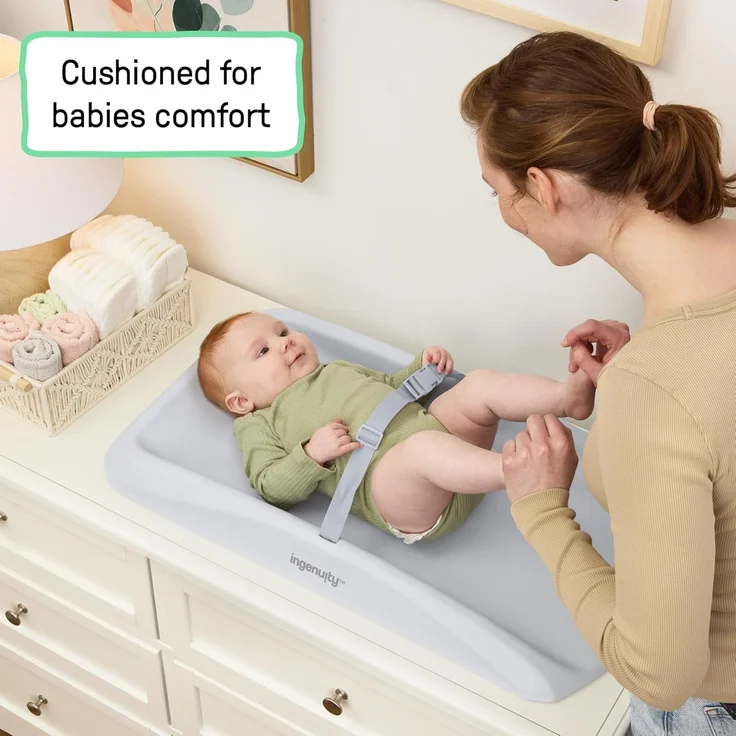 Ingenuity, Comfy Clean Wickelauflage, wasserdichter EVA-Schaum, leicht abwischbares Polster mit Sicherheitsgurt & rutschfester Unterseite, passend für Standardtische 79x43 cm, ab Neugeborenen – Bild 4