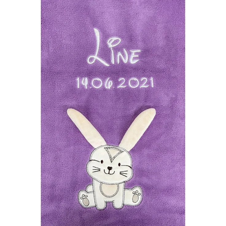 KIDDI-MEDIA Babydecke mit Name und Geburtsdatum Bestickt/kuschelig weich / 1A Qualität (Flieder - Hase)