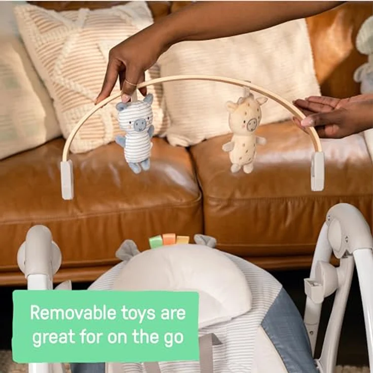 Ingenuity Swing 'n Go Babyschaukel & Babywippe Chambray mit Spielbogen, 5-Punkt-Sicherheitsgurt, 5 Schaukelgeschwindigkeiten, 8 Melodien, WhisperQuiet-Technologie – Bild 4