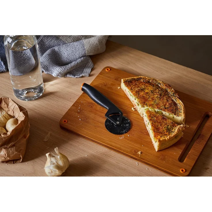 Fiskars Functional Form Pizzaschneider, Pizza Schneider, Pizzaroller, Pizzamesser, Kunststoff, 1019533 – Bild 3