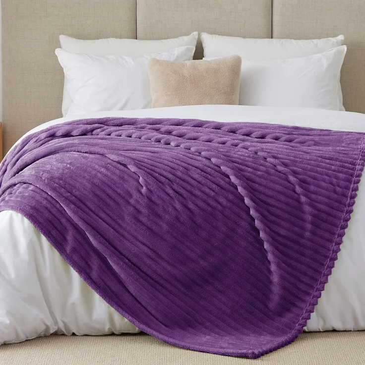 BEDELITE Kuscheldecke Flauschig Decke Groß - weiche Flanell Decken Lila 220x240 für Bett, Deko Streifen Cord Fleecedecke als Tagesdecke für Schlafzimmer, XXL Blanket Wide Use