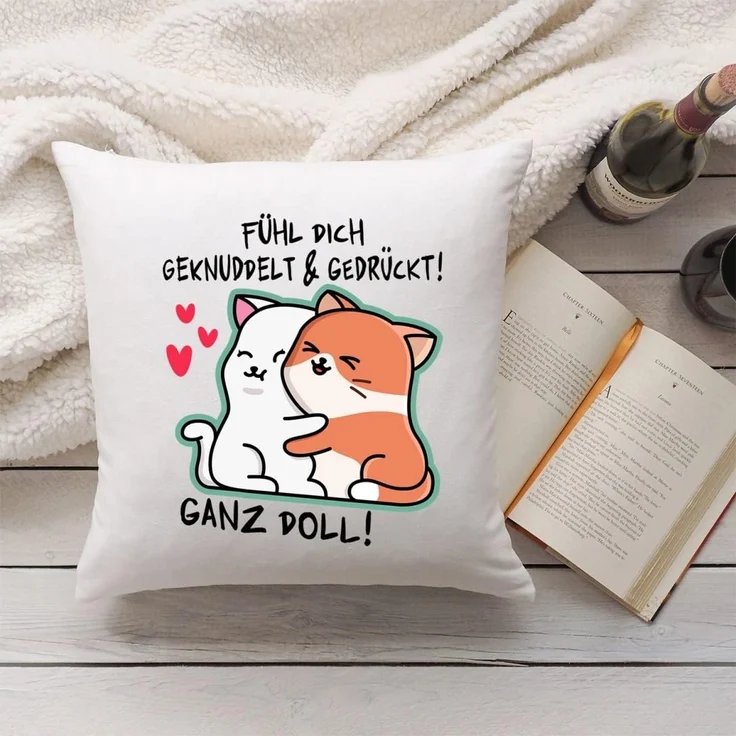 GRAVURZEILE Zierkissen mit Spruch - Fühl dich geknuddelt und Gedrückt! Ganz Doll - Geschenk -, starke Farben ohne verblassen, Maschinenwäsche geeignet - mit Füllung – Bild 3