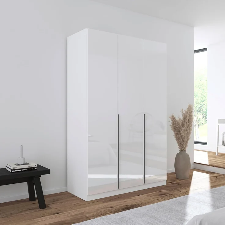 Rauch Möbel Alabama, Kleiderschrank, Garderobenschrank, 3-türig, Zubehör Classic, 2 Kleiderstangen, 5 Einlegeböden, Farbe Hochglanz Weiß/Weiß, Griff Grau metallic, 136 x 210 x 57 cm – Bild 2