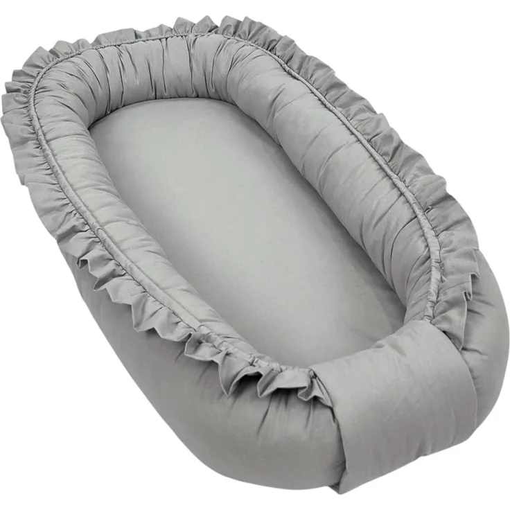 WIKLINOPOL Babynest Set für Neugeborene – Baby Nestchen 85x45 cm in Grau mit Rüschen – Tragbares Babynest mit Matratze – Waschbares Baby Nestchen aus 100 % Baumwolle – Sicher für Zuhause & Reisen
