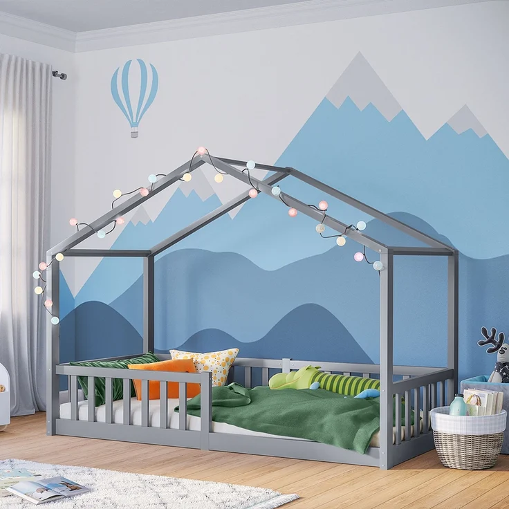 Bellabino 'Bia' Hausbett 90x200 cm, grau, Kiefer Massivholz, Bodenbett in Hausoptik, Montessori Kinderbett mit Rausfallschutz und Lattenrost – Bild 1