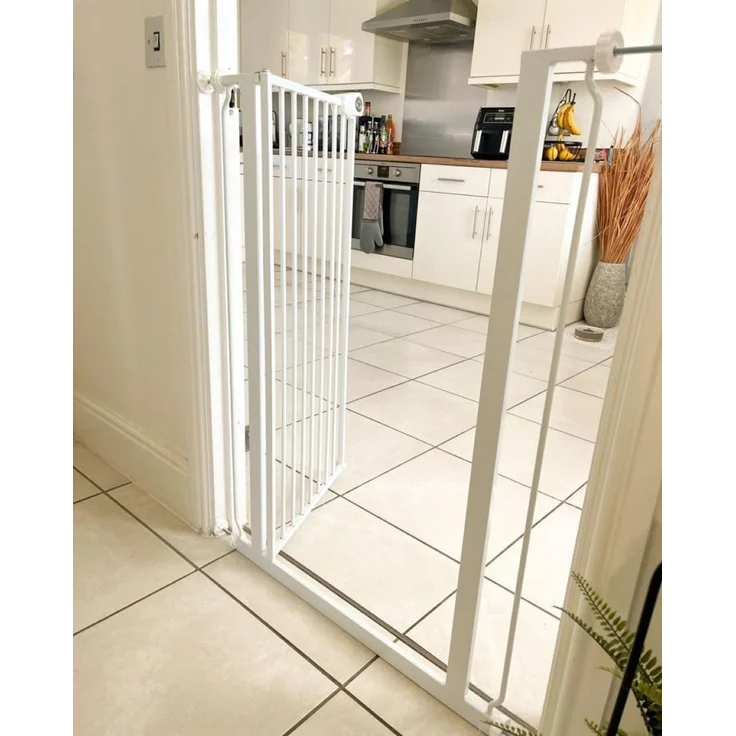 Safetots Extrahoher schmaler Metall-Sicherheitsgitter, Druckmontage, 68. 5cm - 75cm, Weiß, 104cm Höhe, Extrahohe Treppengitter, Gitter für hohe Babys, Einfache Installation – Bild 6