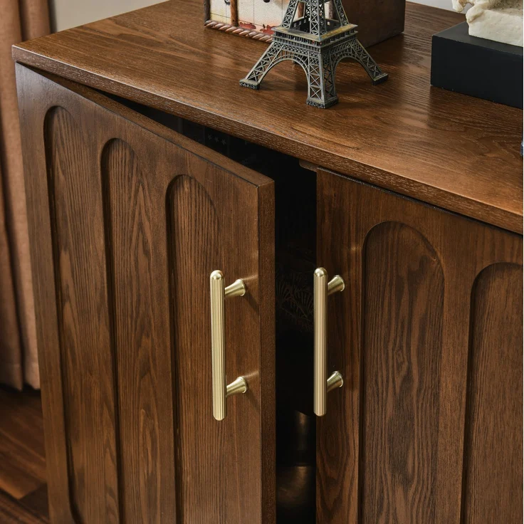 DESVIAE Sideboard Walnuss aus Massivholz/MDF – 89,54x48,26x24,77 cm – Riffelung, Steckdosenanschluss – Bild 6