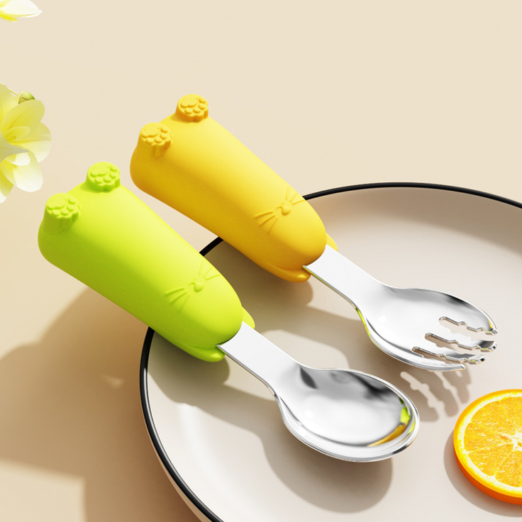 ABC 2-teiliges Edelstahl-Silikon-Löffelset für Kinder, Baby-Essgeschirr, Gabel und Löffel mit kurzem Griff für selbstständiges Essen – zweifarbig grün + gelb