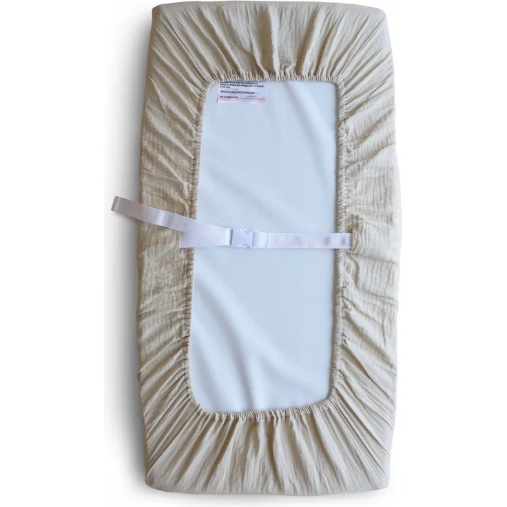Mushie Waschbar Wickelauflagenbezug | Wickelauflagehbezug 70x45 cm, Passend für Standard-Wickelauflage | Verstellbare Sicherheitsgurte (Fog)
