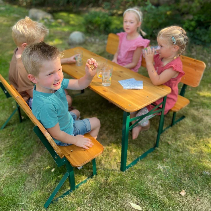roba Outdoor Party-Garnitur für Kinder + Polster 'Little Stars' - Kindersitzgruppe mit Lehne aus FSC zertifiziertem Holz - 2 Bänke + 1 Tisch - Klappbare Sitzmöbel - Teak – Bild 4
