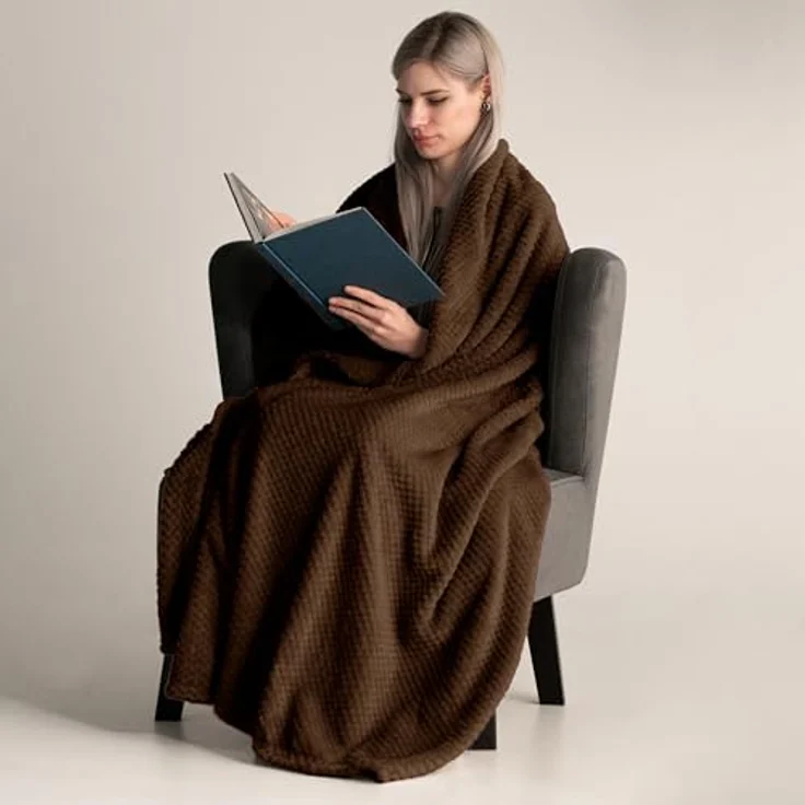 DecoKing Kuscheldecke 150x200 cm braun Decke Microfaser Wohndecke Tagesdecke Fleece weich sanft kuschelig skandinavischer Stil Schoko Henry – Bild 5
