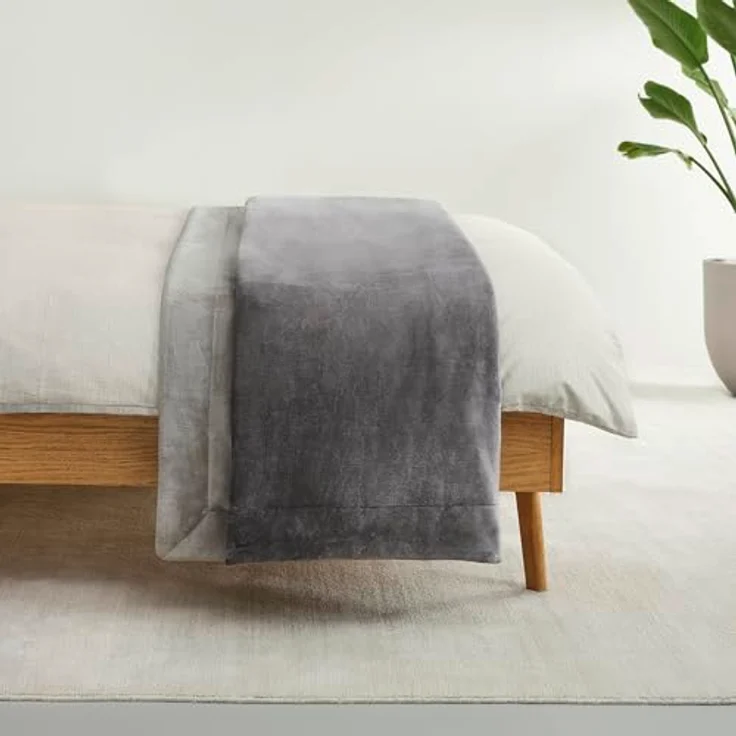 s. Oliver zweifarbige Kuscheldecke 150x200 cm - doppellagige Dicke Wendedecke grau hellgrau, leicht glänzende Flanell Decke super weicher Griff und angenehm warm – Bild 6