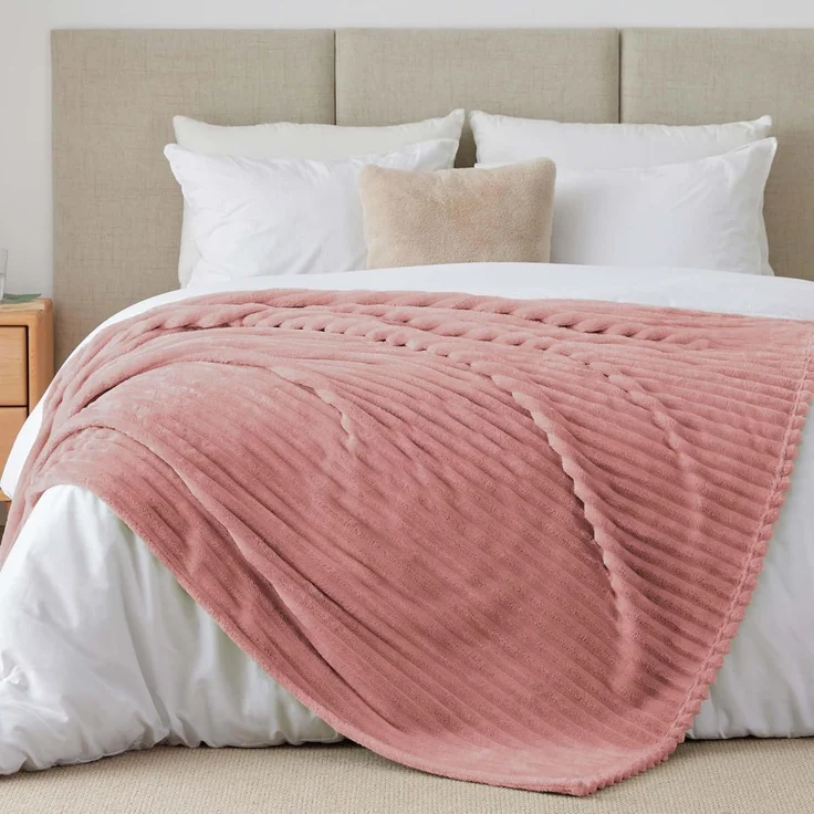 BEDELITE Kuscheldecke Flauschig Decke Groß - weiche Flanell Decken Rosa 220x240 für Bett, Deko Streifen Cord Fleecedecke als Tagesdecke für Schlafzimmer, XXL Blanket Wide Use
