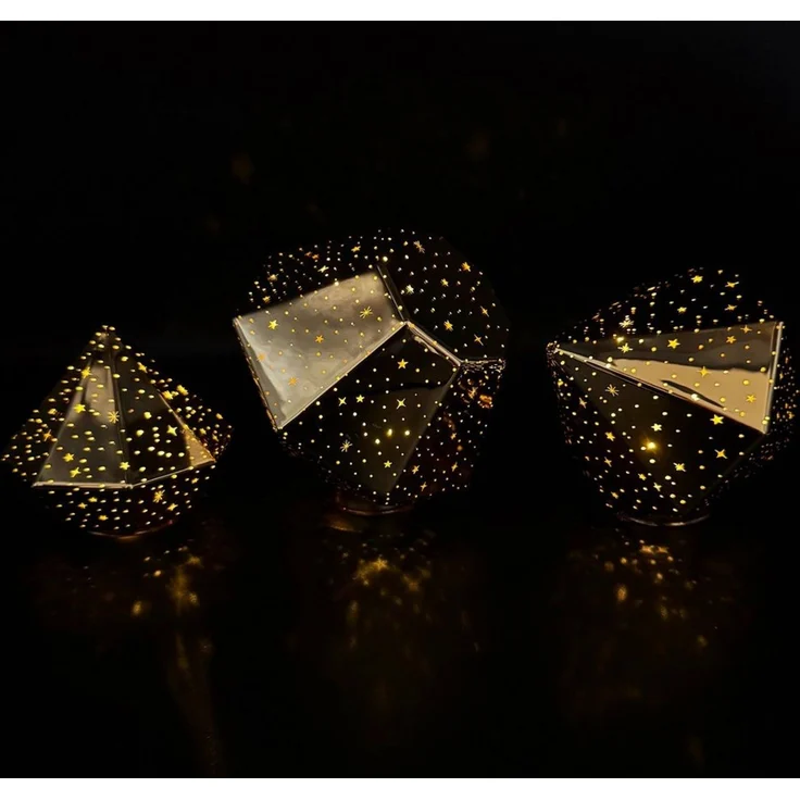 Online-Fuchs LED Dekoobjekt Stimmungslicht - 3 Diamanten aus Glas mit LED-Lichterkette & Timer, Dauerleuchten oder sichter Funkeleffekt, warmweiße LED-Beleuchtung, inklusive praktischer 6-Stunden Timerfunktion – Bild 2