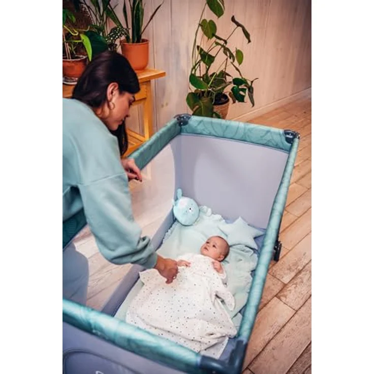 Momi BELOVE Reisebett für Kinder bis 15 kg Körpergewicht, B65 x L125 x H78 cm (faltbar 21 x 23 x 80 cm), Kinderreisebett mit Matratze, 2 Rädern, Transporttasche – Bild 13