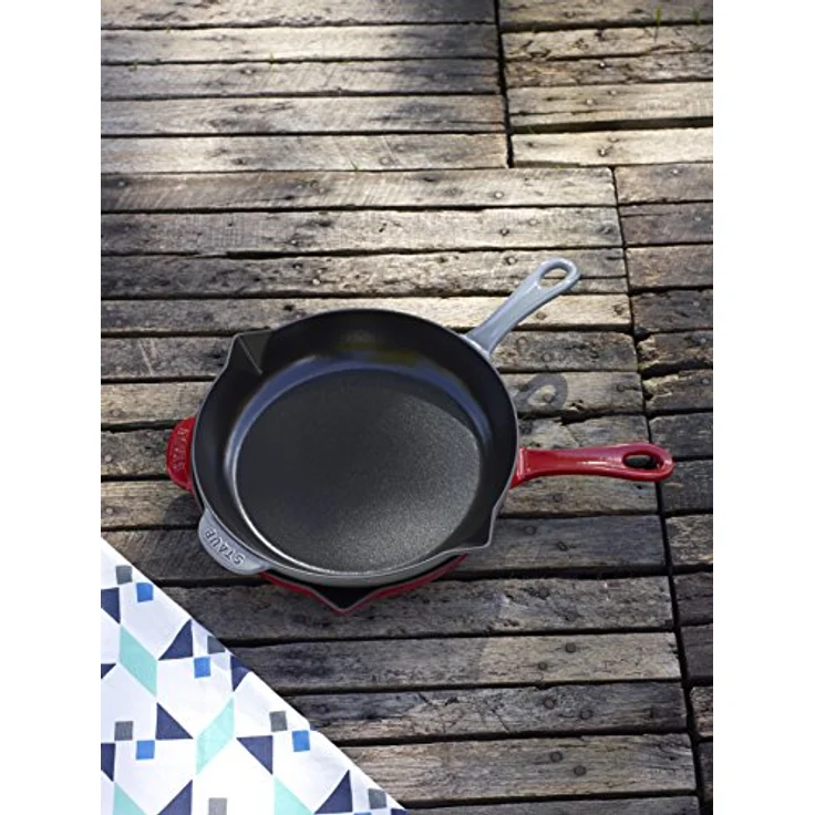 STAUB Bratpfanne aus Gusseisen, 26 cm, mit Ausgießer, für alle Herdarten geeignet, Grau – Bild 2