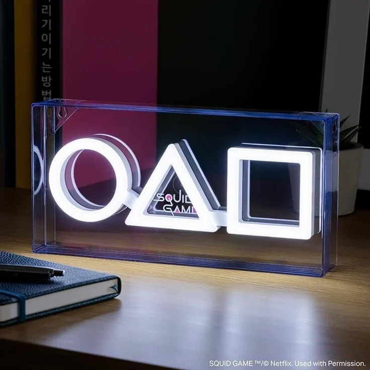 Squid Game LED Logo Neon Light - Offiziell lizenzierte Ware, Acryl freistehende oder wandmontierbare ikonische Form Lichter, Gaming Zimmer Dekor für Netflix Fans, Nachtlicht Geschenk für Schlafzimmer – Bild 2