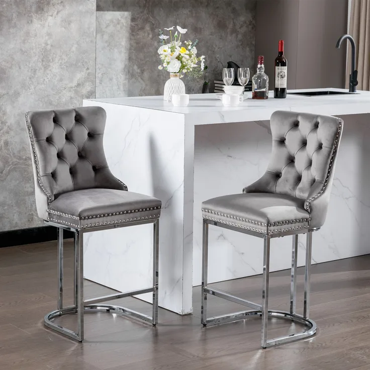 2er-Set Barhocker in Tresenhöhe, samtbezogene Barhocker mit Rückenlehne, handgeknöpfte Ohrensessel, Ziernägel, verchromtes C-förmiges Metallgestell, Barhocker für Kücheninseln, DE1852GY – Grau – 54 x 46 x 97 cm – YOUDENOVA