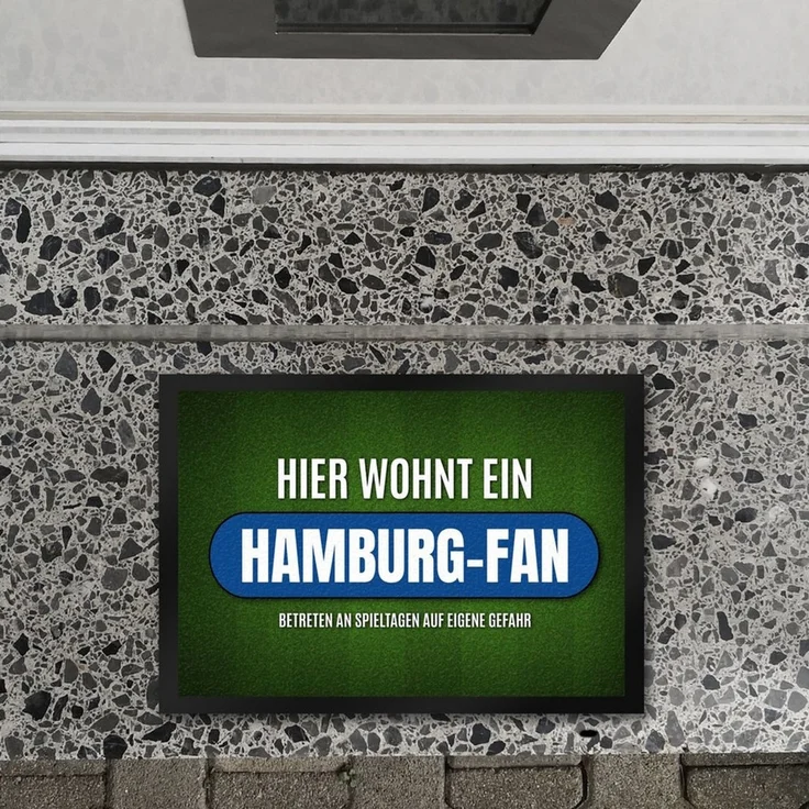 speecheese Fußmatte Hier wohnt ein Hamburg Fan Fußmatte mit Rasen Motiv Fußball Stadion – Bild 1