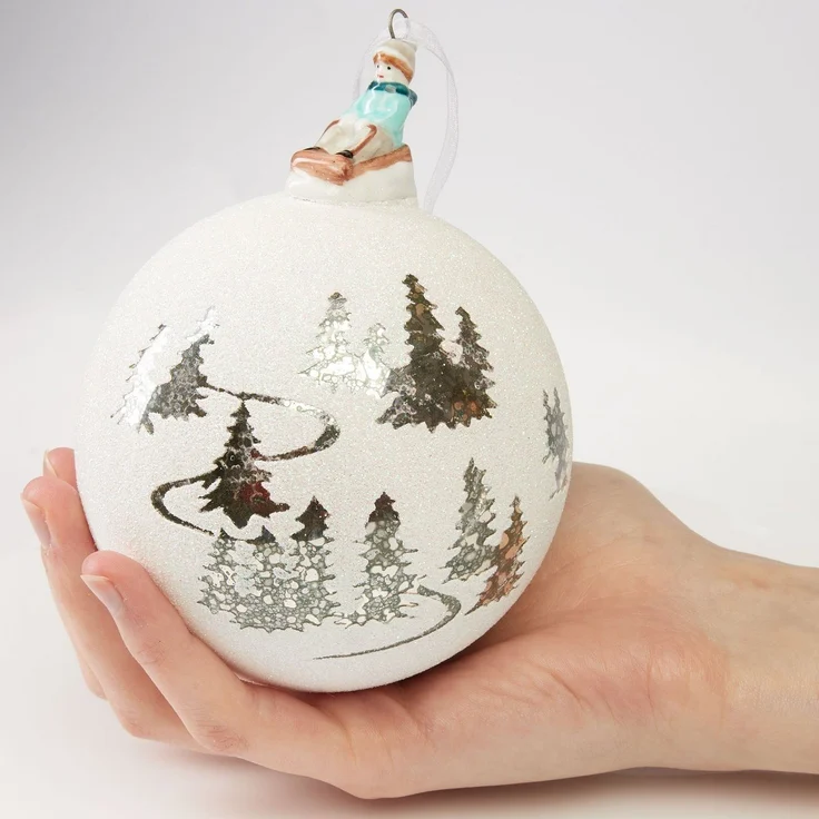 BRUBAKER Weihnachtsbaumkugel Premium Weihnachtskugel - Skipiste mit Ski/Schlitten Porzellan Figur (1 St), Glitzer Kugel mit Schnee Landschaft - 10 cm Glas Baumkugel Handarbeit – Bild 3