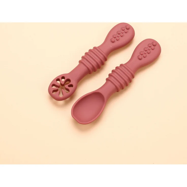 ABC 4-teiliges Baby-Fütterungsset mit doppelseitigen Löffeln, Fruchtpüree-Löffel, Beißlöffel, lebensmittelechtem Silikon-Trainingslöffel – ziegelrot – Bild 1