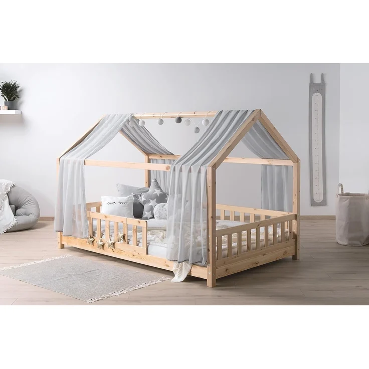TiCAA Kinderbett Hausbett mit Tüll Kim 90x200 cm, 100x200 cm, 120x200 cm, 140x200 für Jungen & Mädchen, inkl. Rolllattenrost, Rausfallschutz variabel, Montessori Bett Natur aus Kiefer Massivholz – Bild 1