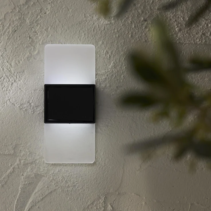 Kleine Solar Wandlampe ,Wally Frost', Dämmerungssensor, 2 Lichteinstellungen, matt-weiß, H 14cm – Bild 2