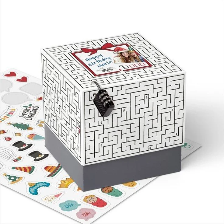 SURPRISA Geschenkbox Rätzel Geschenkbox, Geldgeschenk Verpackung & Gutschein Geschenk Box (inkl. 3-stelligem Zahlenschloss), Geschenkkarton Labyrinthrätsel, 16,5 x 16,5 x 16,5 cm, weiß – Bild 4