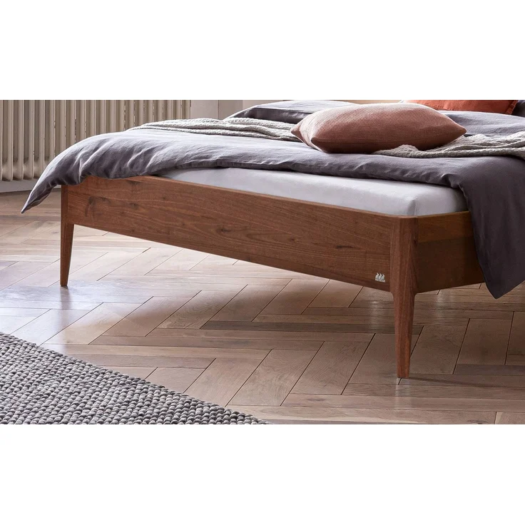 Hasena Massivholzbett Pistoia Nussbaum mit Polster-Kopfteil 180x210 cm, Fußhöhe 20 cm – Lounge – Bild 4