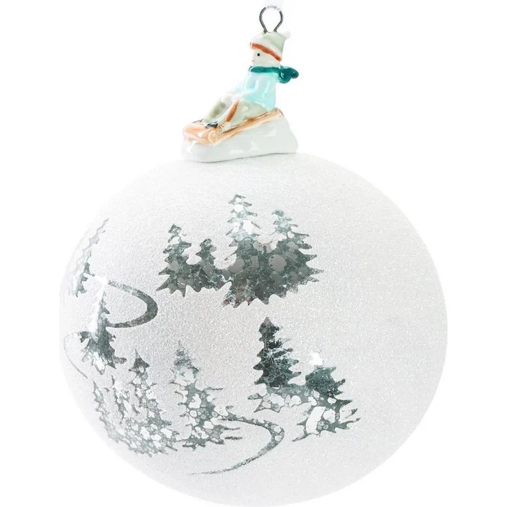 BRUBAKER Weihnachtsbaumkugel Premium Weihnachtskugel - Skipiste mit Ski/Schlitten Porzellan Figur (1 St), Glitzer Kugel mit Schnee Landschaft - 10 cm Glas Baumkugel Handarbeit – Bild 1