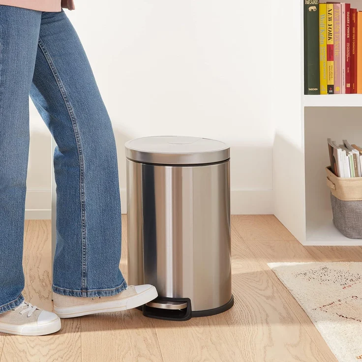 AmazonBasics Runder, sanft schließender Mülleimer, 20 l – Bild 5