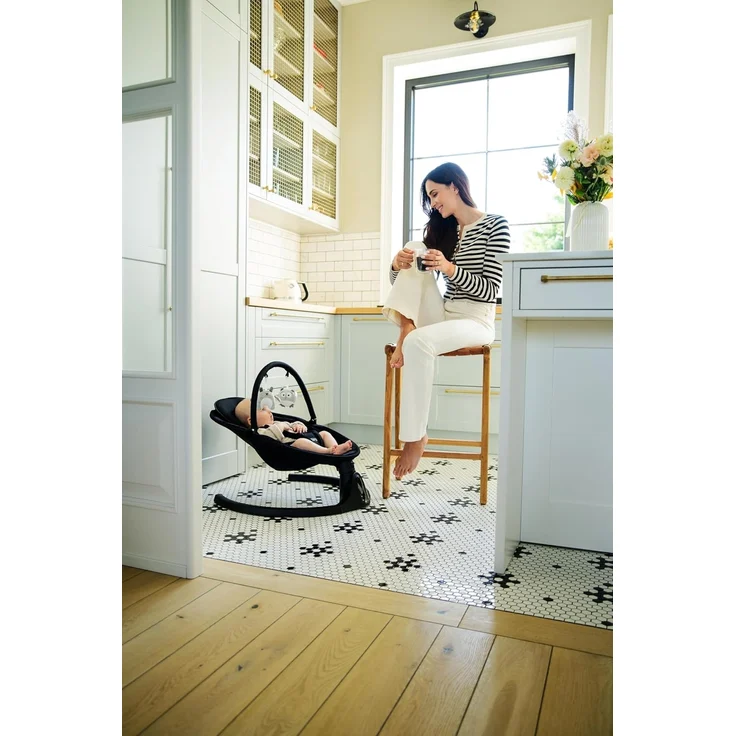 MoMi KENANI ONYX Babywippe für Babys bis 9 kg, mit LED-Display, Fernbedienung & Bluetooth für Smartphone, Batterie- oder Stromanschluss, mit 5-Punkt-Sicherheitsgurt, Bügel und Spielzeug – Bild 13