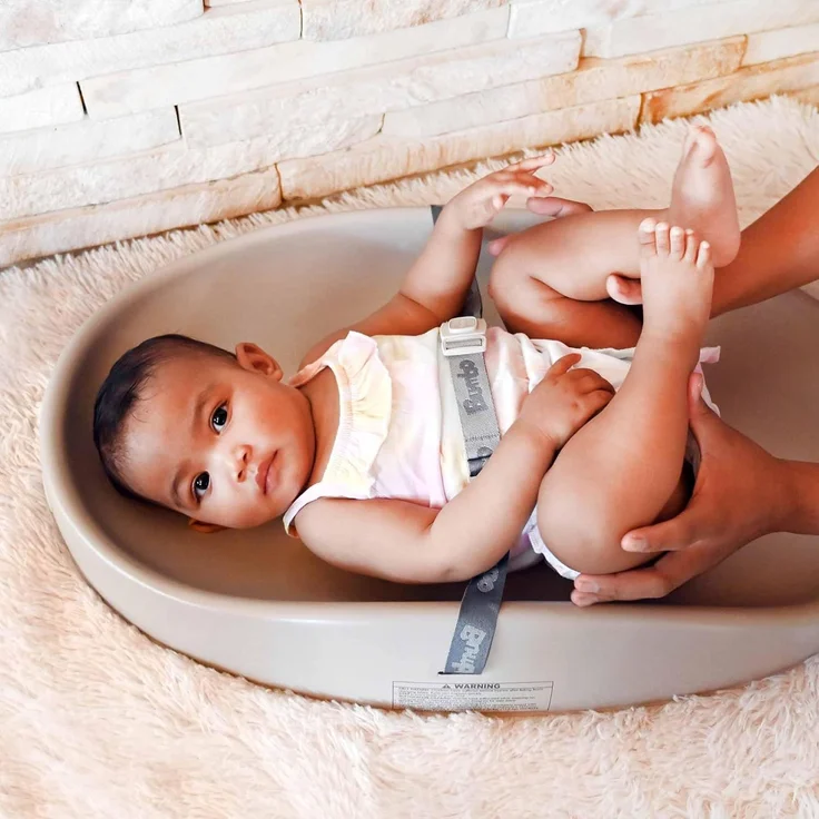 Bumbo Baby Wickelunterlage - Leicht zu reinigende Wickelunterlage mit Sicherheitsgurt - Anti-Roll-Wickelunterlage - Taupe – Bild 5