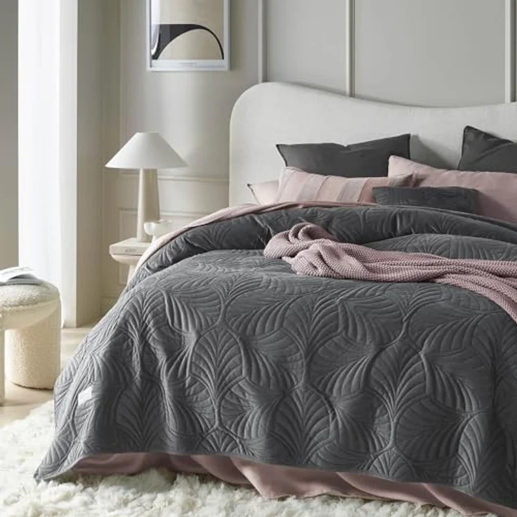 ROOM99 Feel Elegante Tagesdecke in Dunkelgrau 200x220 cm Vielseitige Wohndecke Bettüberwurf oder Sofaüberwurf Überwurfdecke für Bett und Sofa Steppdecke Stil Ideal als Bedspread Velvet Samt – Bild 2