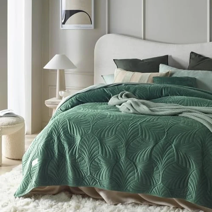 ROOM99 Feel Elegante Tagesdecke in Dunkelgrün 170x210 cm Vielseitige Wohndecke Bettüberwurf oder Sofaüberwurf Überwurfdecke für Bett und Sofa Steppdecke Stil Ideal als Bedspread Velvet Samt – Bild 3