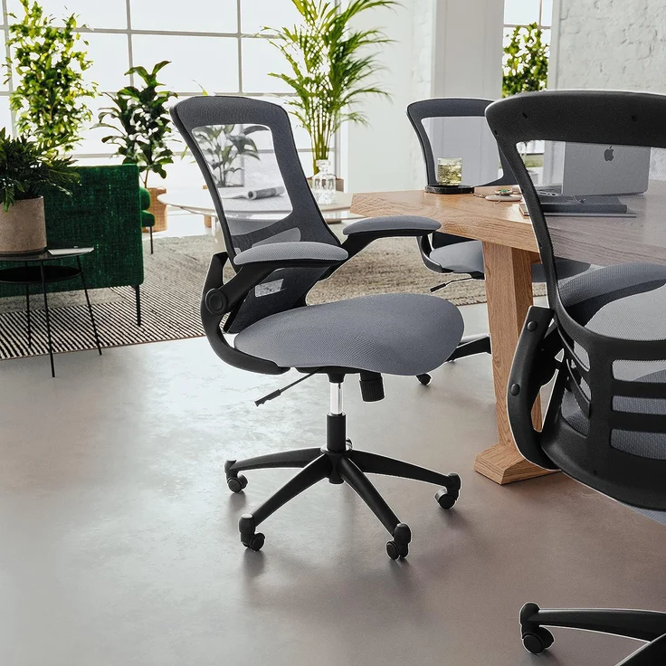 Flash Furniture Bürostuhl mit mittelhoher Rückenlehne – Ergonomischer Schreibtischstuhl mit hochklappbaren Armlehnen und Netzstoff – Perfekt für Home Office oder Büro – Dunkelgrau – Bild 2