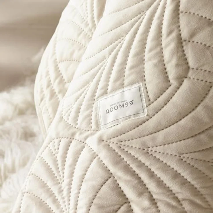 ROOM99 Feel Elegante Tagesdecke in Creme 240x260 cm Vielseitige Wohndecke als Bettüberwurf oder Sofaüberwurf Überwurfdecke für Bett und Sofa Steppdecke Stil Ideal als Bedspread Velvet Samt – Bild 6