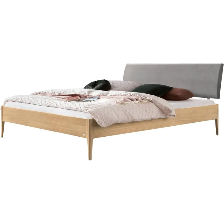 Hasena Bett Sestola Eiche bright mit gepolstertem Kopfteil, Bezug Pace Light Grey 180x210 cm, Fußhöhe 20 cm – Lounge