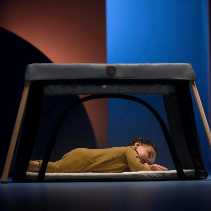 Maxi-Cosi Iris2, 2-in-1 Reisebett Baby, 0-3 Jahre, 0-15 kg, Kompaktes Reisebettchen, 2 Ebenen, Seitliches Einstiegsfenster, Faltbar & Leicht, Matratze Erweiterbar, Umweltfreundlich, Essential Graphite – Bild 9